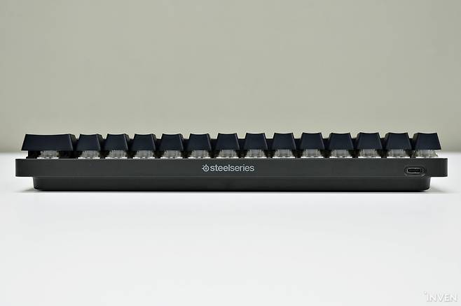 ▲ 사용자 기준 모니터 쪽에도 로고와 함께 케이블 연결 단자가 보인다