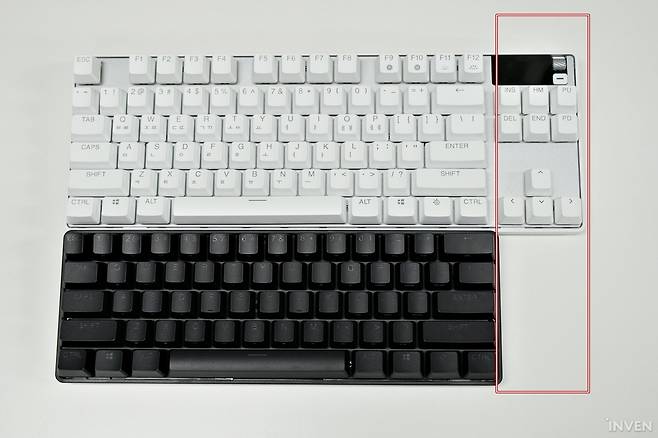 ▲ 다음은 크기 비교. 텐키리스와 비교할 시 정확하게 네비 열만큼의 공간이 절약되며