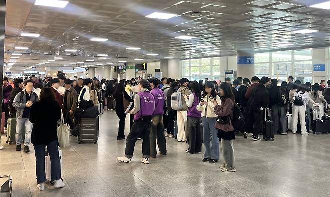 기념사진을 남기는 아이들도, 교사의 지시에 따라 움직이는 단체도 분주하다. 제주 여행의 시작은 단체의 질서와 설렘이 함께 뒤섞여 있다. (제주도관광협회 제공)