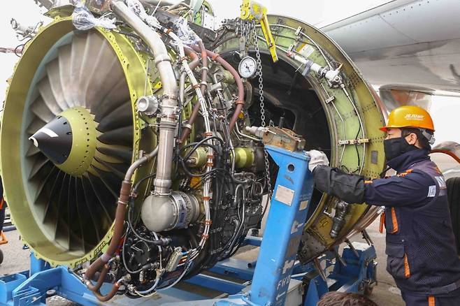 숙련된 정비사가 엔진 고정부를 고르고 있다. 기계가 아무리 정밀해도, 최종 확인은 사람의 감각에 의존해야 한다. 미세한 소음부터 간격, 장비로 찾을 수 없는 변화를 이들은 손끝으로 읽는다. 비행기를 띄우는 건, 이런 감각 위의 신뢰다. (제주항공 제공)