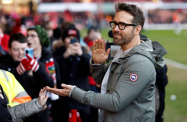 잉글랜드 5부리그에서 시작한 렉섬이 3부리그 2위까지 치고 올라 승격을 넘본다. 사진은 렉섬의 공동 구단주 라이언 레이놀즈. [로이터=연합뉴스]