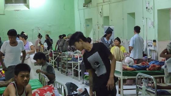 2일(현지시간) 미얀마 만달레이의 병원 모습. 병원 벽에 금이 갈 정도로 피해가 심각하다. 이도성 특파원