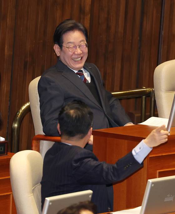 이재명 더불어민주당 대표가 자난 2일 서울 여의도 국회에서 열린 본회의에서 참석해 밝은 표정을 하고 있다. 연합뉴스