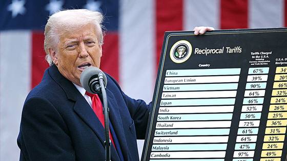 2일(현지시간) 도널드 트럼프 대통령이 백악관 로즈가든에서 국가별 상호 관세를 발표하면서 상대국에 대한 상호관세를 정리한 도표를 보여주고 있다. AFP=연합뉴스