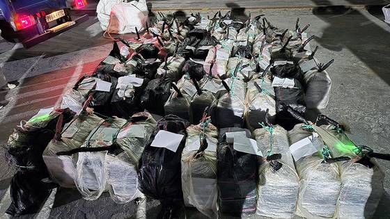 2일 강원도 강릉 옥계항에 입항한 마약 밀수 의심 선박에서 적발된 물품. 사진 관세청