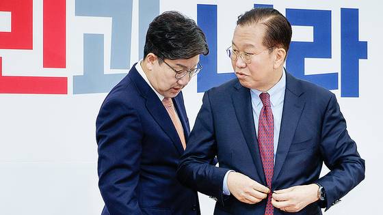 권영세 국민의힘 비상대책위원장(오른쪽)과 권성동 원내대표. 뉴스1