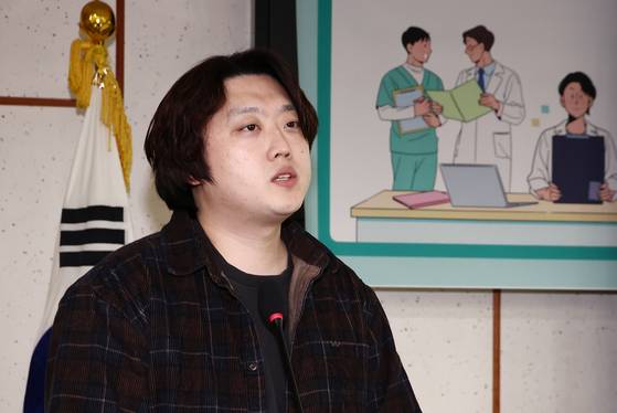 박단 대한전공의협의회 비상대책위원장이 지난달 10일 오전 서울 여의도 국회 의원회관에서 열린 '의료현장 정상화를 위한 정책 토론회'에서 전공의 수련환경 개선을 주제로 발제하고 있다. 뉴스1