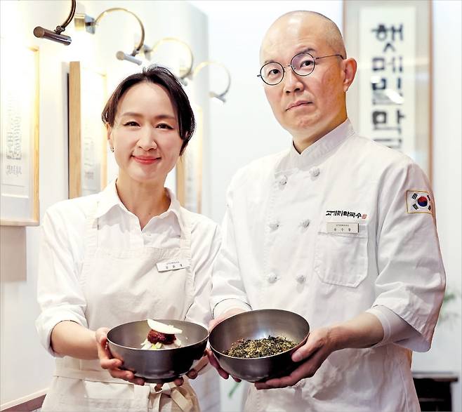 김윤정 고기리막국수 대표와 남편 유수창 셰프가 대표 메뉴인 들기름막국수(오른쪽)와 비빔막국수를 소개하고 있다.  /최혁 기자