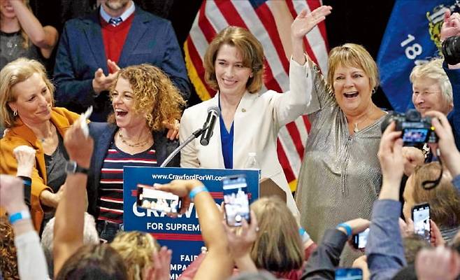 1일(현지시간) 치러진 미국 위스콘신주 대법관 선거에서 진보 성향인 수전 크로퍼드 후보가 승리를 확인한 뒤 지지자에게 인사하고 있다.   /AFP연합뉴스
