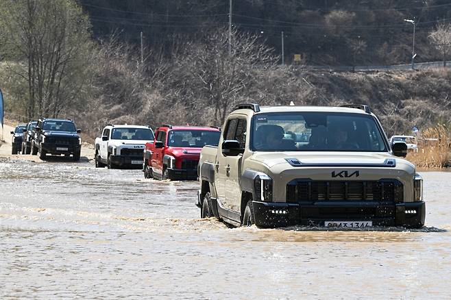 오프로드 코스를 달리는 픽업트럭 타스만 사진=기아