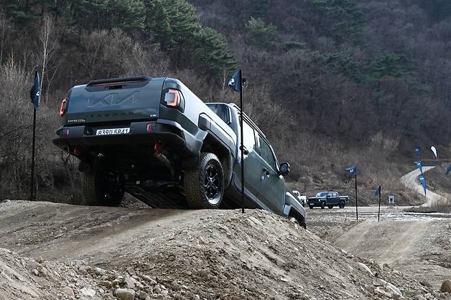 오프로드 코스를 달리는 픽업트럭 타스만 사진=기아