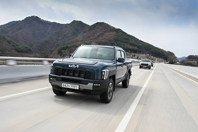 오프로드 코스를 달리는 픽업트럭 타스만 사진=기아