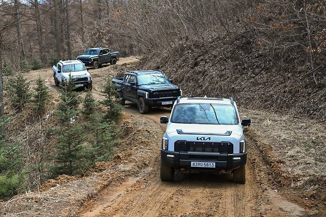 오프로드 코스를 달리는 픽업트럭 타스만 사진=기아
