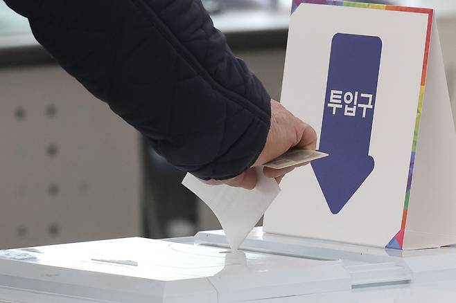 4·2 재보궐선거가 치러진 2일 서울 구로구 구로제4동 주민센터에서 한 시민이 투표함에 투표용지를 넣고 있다. 한수빈 기자