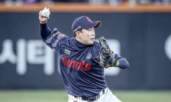 지난 2일 대전 한화생명볼파크에서 열린 한화와의 경기에서 롯데 이호준이 타구를 잡아 빠르게 송구하고 있다.  롯데 자이언츠 제공