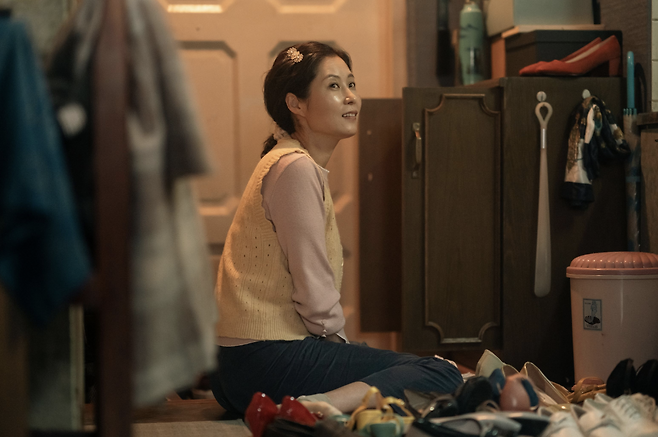 Moon So-ri as Ae-sun in midlife in "When Life Gives You Tangerines" (Netflix)