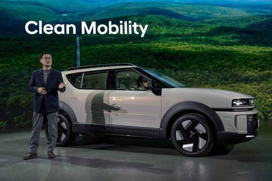 Hyundai Motor Vice President and domestic business division head Chung Yoo-seok reveals the all-new Nexo hydrogen fuel-cell electric vehicle at the 2025 Seoul Mobility Show on April 3. [HYUNDAI MOTOR]