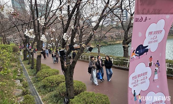 '더디게 오는 봄'올해도 지난해와 같이 벚꽃 개화시기가 늦어져 이번 주말이 되어야 활짝 피어난 벚꽃을 감상할 수 있을 것으로 보인다.