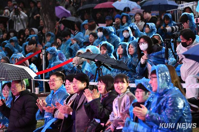 2일 저녁 석촌호수 벚꽃축제 개막식장에서 오락가락 내리는 봄비 속에서도 시민들은 밝은 표정으로 공연을 끝까지 감상했다.