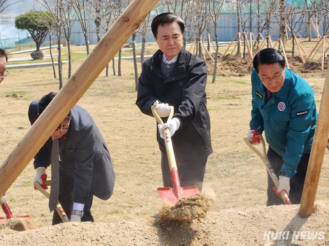 김태흠 충남지사가 3일 홍예공원에서 도민참여숲 조성을 위한 식재를 하고 있다. 사진=홍석원 기자