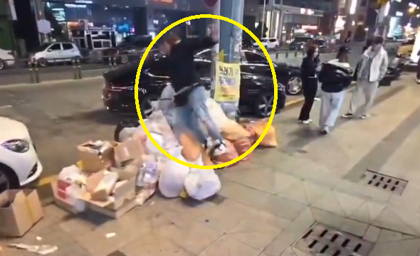 외국인 유튜버 ‘아이스 포세이돈’의 일행이 인도에 배출돼있는 쓰레기봉투 더미로 몸을 던지는 모습. 온라인 커뮤니티 캡처