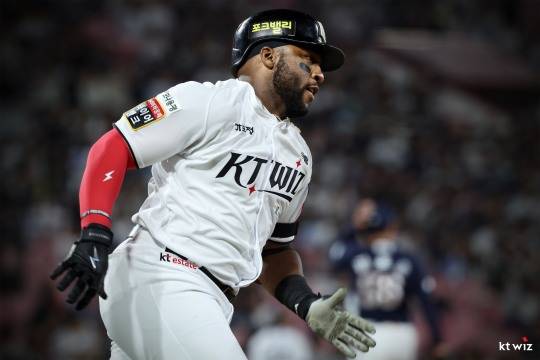 1회 투런 홈런을 친 kt 로하스의 3월 26일 경기 모습. 사진[연합뉴스]