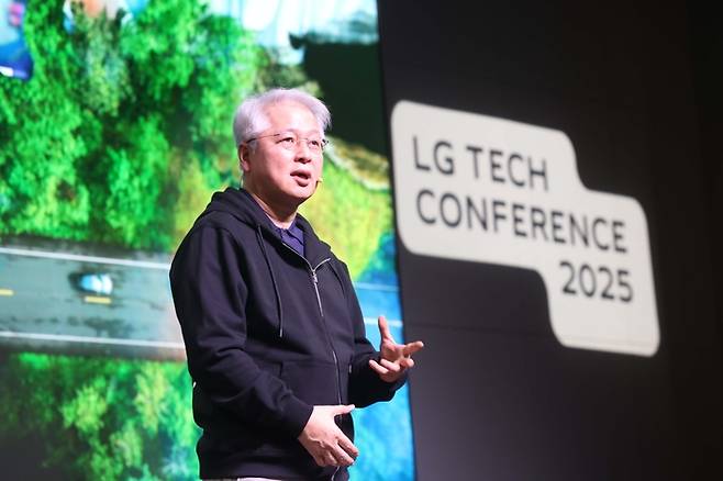 권봉석 (주)LG 부회장이 3일 서울 마곡 LG사이언스파크에서 열린 LG 테크 콘퍼런스에서 환영사를 하고 있는 모습. [사진출처 = LG]