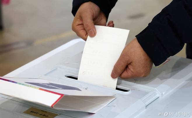 서울 구로구 청장 보궐선거일인 2일 서울 구로구 갤러리구루지에 마련된 구로제5동 제3투표소에서 유권자가 투표를 하고 있다. / 사진=뉴스1