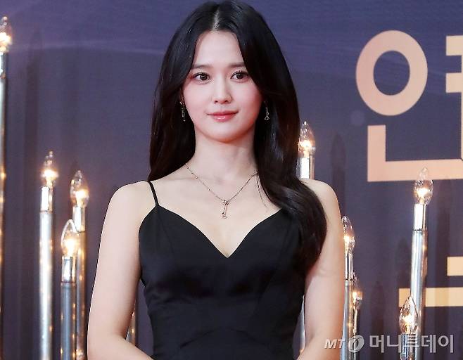 배우 남보라(사진)가 산불 피해 지역을 찾아 급식 봉사를 했다. /사진=김창현