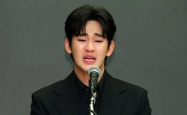 배우 김수현과 고(故) 김새론의 유족 간 진실공방은 법적 다툼으로 넘어가게 됐다. 김수현 측은 유족과 가로세로연구소(이하 가세연) 등을 상대로 민·형사 소송에 나섰고, 분위기로는 처벌 가능성이 높게 점쳐진다.   법조계에서는 특히 김수현의 위법 행위가 발견되지 않는다면, 유족은 형사 처벌뿐만 아니라 김수현이 물어야 하는 위약금까지 대신 떠안을 수도 있다는 전망도 나온다. /사진=뉴시스