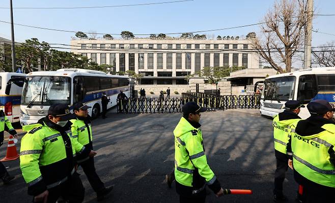 윤석열 대통령 탄핵 심판 선고를 앞두고 윤 대통령이 헌법재판소 선고(4일 오전 11시) 전에 하야할 것이라는 지라시가 관심을 받고 있다. 윤석열 대통령 탄핵 심판 선고일을 이틀 앞둔 2일 서울 종로구 헌법재판소 인근에서 경찰 병력들이 이동하는 모습. /사진=뉴스1