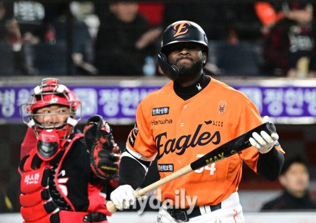 2025년 3월 28일 오후 대전 한화생명 볼파크에서 진행된 '2025 신한 SOL뱅크 KBO 리그' KIA 타이거즈와 한화 이글스의 경기. 한화 플로리얼이 6회말 2사 후 삼진을 당하고 있다./마이데일리