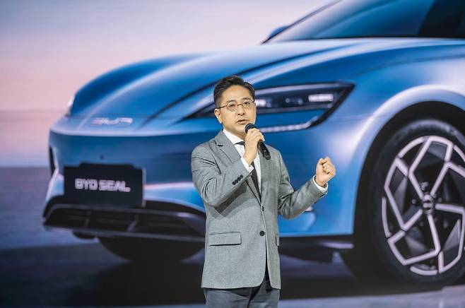 조인철 BYD코리아 승용 부문 대표가 BYD 씰을 소개하고 있다. [BYD코리아 제공]