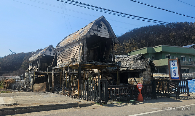 지난 2일 영덕 석리 해안가 펜션들이 불에 탄 모습. 영덕=이용경 기자.