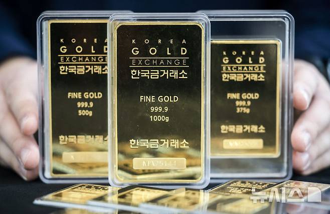 [서울=뉴시스] 정병혁 기자 = 트럼프발 고강고 관세 부과 정책으로 안전자산 '금'에 수요가 몰리고 있다. 사진은 1일 서울 종로구 한국금거래소 종로본점에 골드바가 진열돼 있는 모습. 2025.04.01. jhope@newsis.com