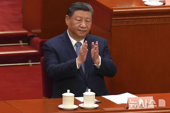 [베이징=AP/뉴시스] 중국 지도부가 중앙조직부와 중앙통일전선공작부(통일전선부)의 수장을 맞바꾸는 이례적인 인사를 단행했다. 사진은 시진핑 중국 국가 주석이 지난 3월 4일 중국 베이징 인민대회당에서 열린 제14기 전국인민정치협상회의(정협) 제3차 회의개막식에 박수를 치는 모습. 2025.04.03