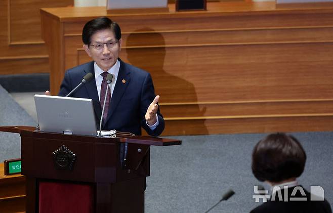 [서울=뉴시스] 조성우 기자 = 김문수 고용노동부 장관이 3일 오후 서울 여의도 국회에서 열린 제423회 국회(임시회) 제4차 본회의 경북·경남·울산지역산불사태수습과피해대책마련및헌법질서수호를위한긴급현안질문에서 한정애 더불어민주당 의원 질의에 답변하고 있다.  2025.04.03. xconfind@newsis.com