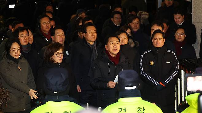 ▲국민의힘 의원들이 윤 대통령 관저 앞에 ‘인간띠’를 만들어 영장 집행 저지에 나섰다.