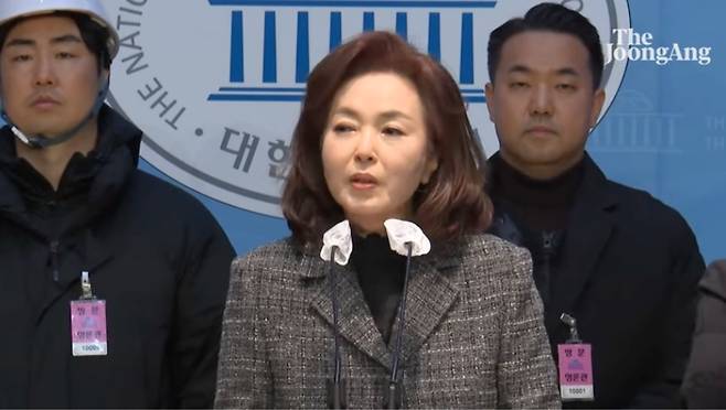 ▲ 김민전 국민의힘 의원이 ‘반공청년단’과 국회 소통관에서 기자회견을 하고 있다. (출처: 중앙일보)