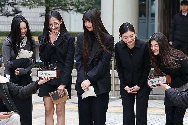 지난달 7일 열린 어도어가 뉴진스 멤버들을 상대로 제기한 '기획사 지위보전 및 광고계약 체결 등 금지 가처분' 심문기일을 마치고 취재진 앞에 선 뉴진스. 연합뉴스