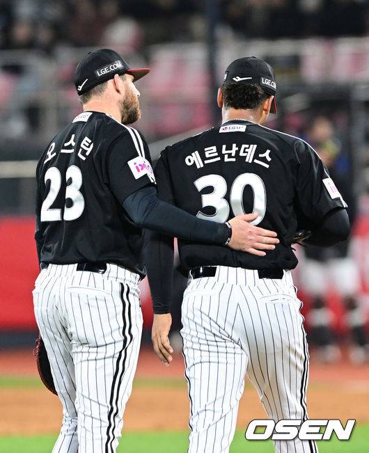 [OSEN=수원, 최규한 기자] 2일 오후 경기도 수원 KT위즈파크에서 ‘2025 신한 SOL Bank KBO리그’ KT 위즈와 LG 트윈스의 경기가 열렸다.홈팀 KT는 오원석, 방문팀 LG는 엘리에이저 에르난데스를 선발로 내세웠다.1회말 1사 2, 3루 상황 KT 권동진에게 2타점 2루타를 내준 LG 선발 에르난데스를 향해 1루수 오스틴이 다독이고 있다. 2025.04.02 / dreamer@osen.co.kr