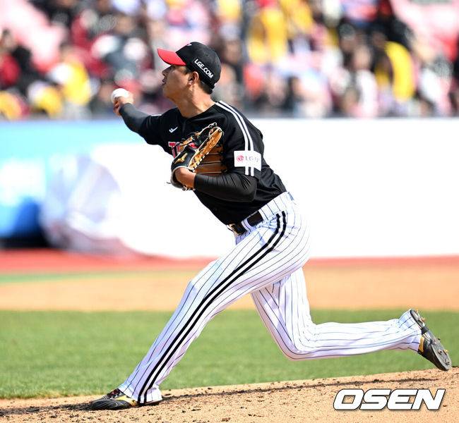 [OSEN=수원, 이대선 기자] 8일 오후 수원KT위즈파크에서  2025 신한 SOL뱅크 KBO 리그 시범경기 KT 위즈와 LG 트윈스의 경기가 열렸다. KT는 고영표, LG는 요니 치리노스를 선발 투수로 내세웠다. 4회말 1사 1루에서 LG 정우영이 역투하고 있다. 2025.03.08 /sunday@osen.co.kr