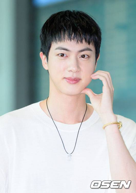 [OSEN=인천공항, 이대선 기자] BTS 진이 11일 오전 2024 파리올림픽 성화 봉송을 위해 인천공항을 통해 프랑스 파리로 출국했다.진은 최근 ‘2024 파리올림픽’ 성화봉송 주자로 발탁돼 전 세계를 들썩이게 했다. 구체적인 일정은 공개되지 않았으나&nbsp;성화봉송에 참여해 ‘화합’과 ‘평화’의 메시지를 전파할 전망이다.BTS 진이 출국장으로 향하며 팬들과 취재진을 향해 인사하고 있다. 2024.07.11 / sunday@osen.co.kr