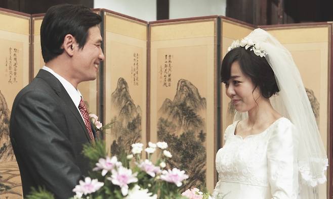 영화 ‘국제시장’ 속 배우 황정민, 김윤진. 네이버 영화