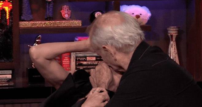 사진=미국 노장 배우 빌 머레이(75)가 생방송 중 영국 배우 나오미 왓츠(56)에게 강제로 입을 맞추는 모습. 토크쇼 영상 갈무리