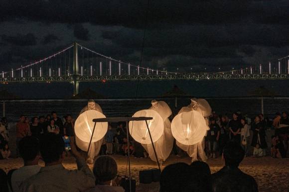 광안리 해변에서 열린 ‘페스티벌 시월’ 거리예술제. 부산시 제공