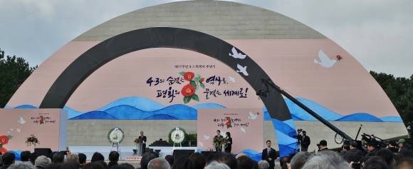 한덕수 대통령 권한대행은 3일 오전 10시 제주4·3평화공원 위령제단·추념광장에서 열린 제77주년 제주4·3희생자 추념식에서 추념사를 하고 있다. 제주 강동삼 기자