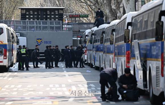 윤석열 대통령 탄핵심판 선고를 하루 앞둔 3일 서울 종로구 헌법재판소 주변에서 경찰 기동대가 차벽을 설치하고 돌발상황을 대비하고 있다.  홍윤기 기자