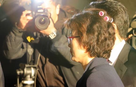 박근혜 전 대통령 탄핵심판 선고일이었던 2017년 3월 10일 오전 이정미 당시 헌법재판소장 권한대행이 서울 종로구 헌재로 출근하고 있다. 이날 평소보다 이른 시간에 출근한 이 대행은 머리카락에 미용도구를 그대로 꽂은 채 청사로 들어가 눈길을 끌었다. 서울신문DB