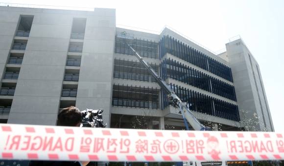 창원NC파크 외관 안전 점검 - 1일 경남 창원시 마산회원구 창원NC파크에서 외부 안전 점검 업체가 긴급 점검을 하고 있다. 2025.4.1 연합뉴스